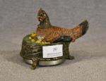 Amusante cloche de table en bronze figurant une poule et...