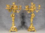 Belle paire de chandeliers en bronze figurant 2 puttis portants...
