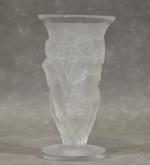 Vase en verre moulé à décor de "Trois grâces", h...