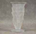 Vase en verre moulé à décor de "Trois grâces", h...