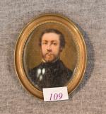 Miniature ovale XIXe "Portrait d'homme à la barbe", 5,7x4,5