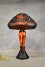 DE VIENNE : Lampe champignon en verre moulé à décor...