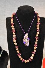 Lot de bijoux fantaisie violet comprenant : 3 colliers lacets,...