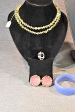 FANTAISIE : lot comprenant 3 colliers, 2 bracelets, 1 pendentif...