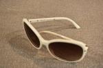 PRADA : paire de lunettes de soleil monture blanche et...