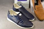 TBS : paire de chaussures de sport en cuir bleu...