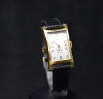 Lip T18 : belle montre à boite cintrée en métal doré,...