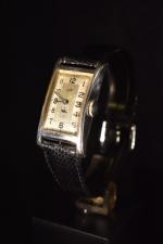 Lip T18 : belle montre à boite cintrée en acier chromé...