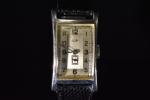 Lip T18 : belle montre à boite cintrée en acier chromé...