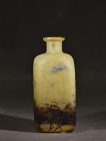 DAUM-NANCY: Vase de forme losange en verre tranché jaune et...