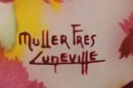 MULLER FRERES Lunéville : Vase balustre à décor de fleurs...