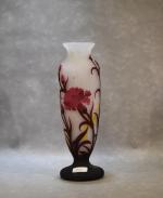 MULLER FRERES Lunéville : Vase balustre à décor de fleurs...