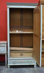 Amusante armoire fin XIXe en bois laqué à décor de...