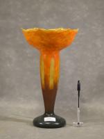 LE VERRE FRANCAIS: Vase forme corolle gravé à l'acide à...