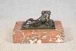 Lion couché en bronze XIXe, L = 7, 5 cm