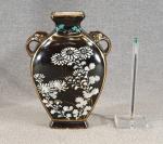 Vase en porcelaine de Chine  à décor de fleurs...