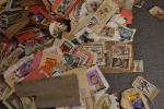 Une valise avec des milliers de timbres sur fragment d'Afrique...