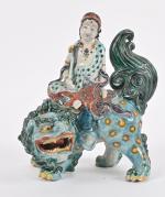 JAPON, Fours de Kutani - XXe siècle
Groupe en porcelaine émaillée...