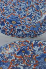 Japon
Paire de plats en porcelaine à décor de feuillages bleu...