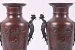 JAPON fin XIXème Paire de vases balustres en bronze à...