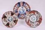 Japon Imari XIXème. Plat et 2 assiettes porcelaine