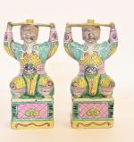 CHINE - XIXe siècle
Deux personnages agenouillés en porcelaine émaillée polychrome...