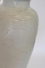 CHINE - XIXe siècle
Vase balustre en porcelaine blanche  à...