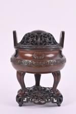 CHINE - XIXe siècle
Brûle-parfum tripode en bronze deux anses dressées...