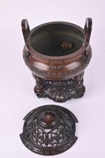 CHINE - XIXe siècle
Brûle-parfum tripode en bronze deux anses dressées...