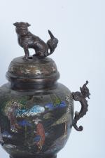 Asie fin XIXe siècle 
Brûle parfum en bronze cloisonné, la...