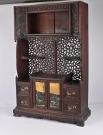 Asie fin XIXe siècle.
Cabinet en bois exotique richement sculpté et...