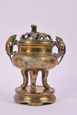 CHINE - Vers 1900
Brûle-parfum tripode en bronze dépatiné les anses...