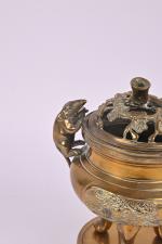 CHINE - Vers 1900
Brûle-parfum tripode en bronze dépatiné les anses...