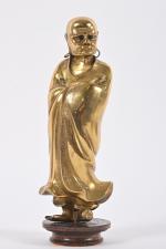 CHINE - XXe siècle
Statuette de Dhamo debout en bronze dépatiné,...