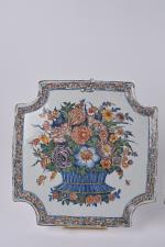 Delft XVIIIe siècle
Paire de plaques en faïence polychrome de bouquets...