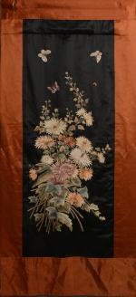 Grand panneau de soie brodé de chrysanthèmes et papillons sur...