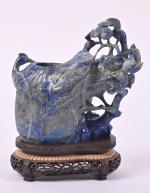 Asie XXème Pot à pinceaux en lapis lazuli, à décor...