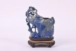 Asie XXème Pot à pinceaux en lapis lazuli, à décor...