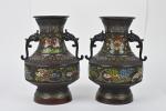 Chine vers 1920
Paire de vases balustres à anses latérales en...