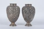 Paire de vases balustre en argent à décor tapissant finement...