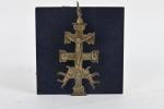 (carton 27) Croix reliquaire pendentif Bronze. Traces de dorure. Elle...