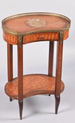Petite table de salon de forme rognon en bois de...