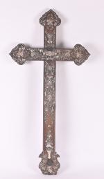 VIETNAM - Vers 1900
Crucifix en bois à décor incrusté de...
