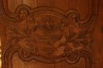 Petite armoire en chêne 
à deux portes panneautées sculptées de...