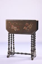 Petite table à volets 
en bois laqué d'un décor asiatique...