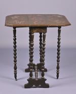 Petite table à volets 
en bois laqué d'un décor asiatique...