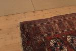 Caucase 
tapis à fond rouge foncé et à décor de...