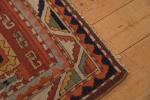 Iran, 
Trois tapis en laine : un à fond rouge...