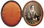 Daguerréotype 1/6ème de plaque coloré
Femme assise les mains croisées.
Format ovale,...