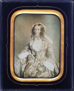 Daguerréotype 1/2 plaque
Femme à la riche robe avec bijoux rehaussé...